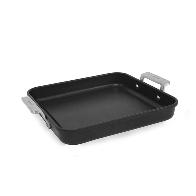 Bistecchiera liscia con superficie inclinata e 2 manici Aire cm 23x23